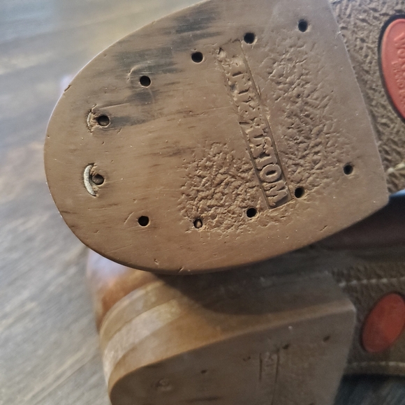 Size 12/13 Wolverine Boots Oil Resistant - Picture 5 of 11